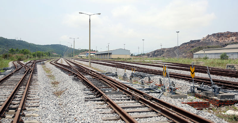 Từ khi hoàn thành đến nay, hệ thống đường sắt từ ga Hạ Long đến ga Cái Lân dài 5,67km chưa một lần đón tàu. Các tuyến đường ray đã bắt đầu han rỉ.