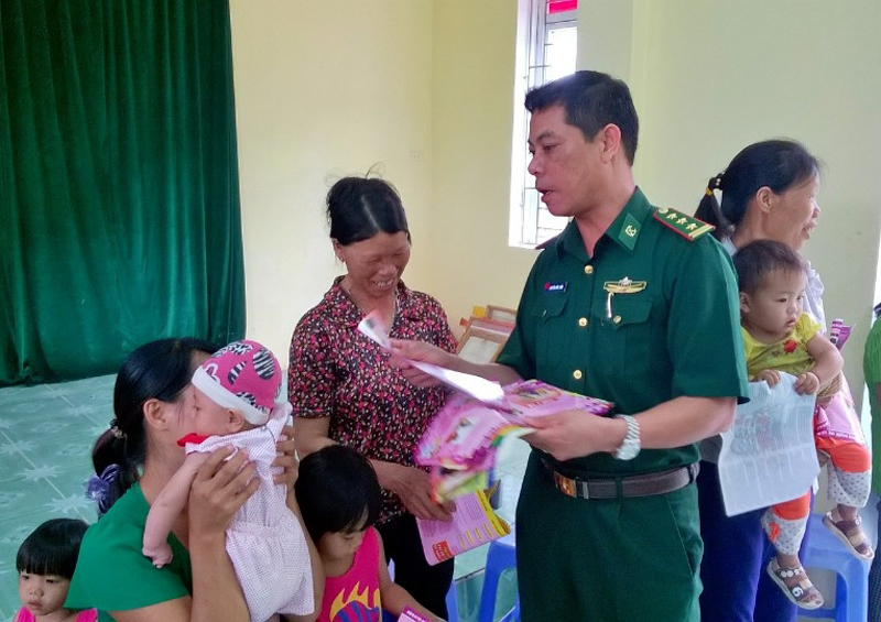 Ngoài khám chữa bệnh, đồn biên phòng Quảng Đức còn phát hơn 300 tờ rơi tuyên truyền, giáo dục pháp luật cho bà con dân tộc.