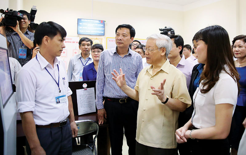 Tổng Bí thư Nguyễn Phú Trọng thăm hoạt động bộ phận một cửa hiện đại tại phường Nam Khê (TP Uông Bí). Ảnh: Hùng Sơn