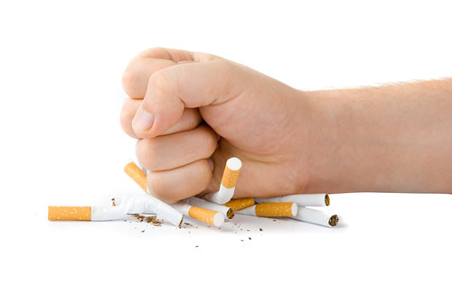 Bỏ thuốc lá giúp ngăn ngừa các bệnh về mắt - Ảnh: Shutterstock 