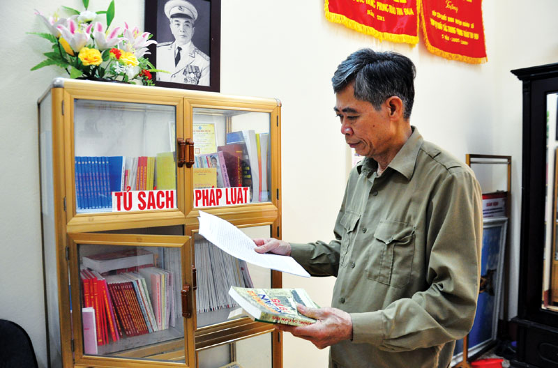 Ông Trần Quốc Mạnh chuẩn bị tài liệu để tham gia các buổi kể chuyện lịch sử cho học sinh.
