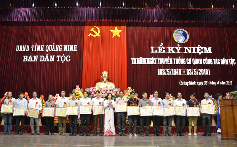 Đồng chí Vũ Thị Thu Thủy, Phó Chủ tịch UBND tỉnh tặng bằng khen của UBND tỉnh cho các thôn, xã vừa thoát khỏi diện ĐBKK