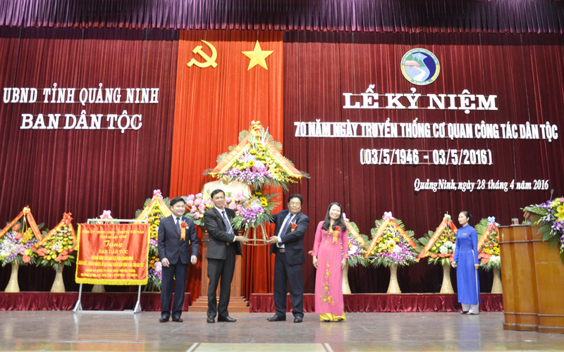 Ông Sơn Minh Thắng, Thứ trưởng, Phó Chủ nhiệm Ủy ban Dân tộc Chính phủ tặng hoa chúc mừng Ban Dân tộc tỉnh