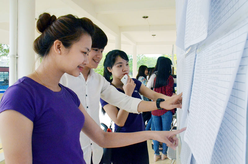 Sinh viên Trường Đại học Hạ Long nghiên cứu danh sách cử tri được niêm yết tại trường.