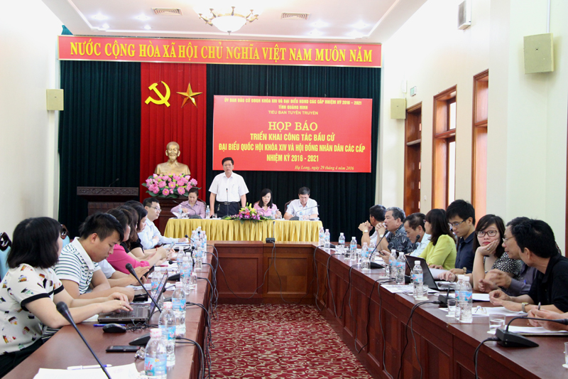 Đồng chí Phạm Hồng Cẩm, Phó Trưởng Ban Tuyên giáo Tỉnh ủy phát biểu tai buổi họp báo.