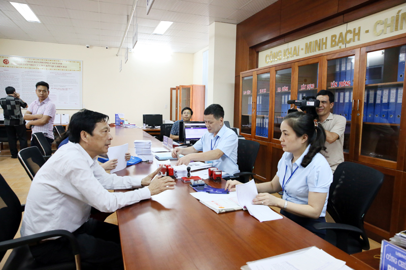 Đồng chí Bí thư Tỉnh ủy trò chuyện với cán bộ tư pháp phường Cao Xanh (TP Hạ Long).