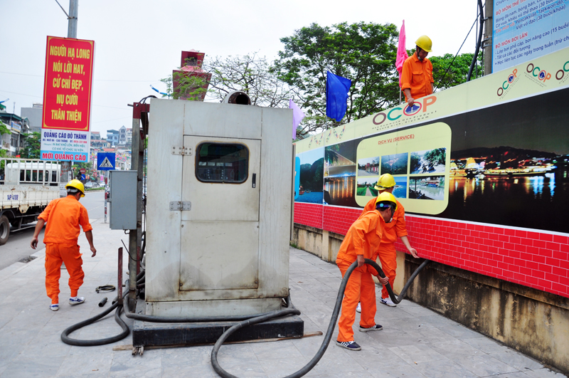 Ngành điện tăng cường nhân lực, thiết bị để phục vụ Hội chợ OCOP Quảng Ninh hè 2016 (ảnh: Thái Bình)