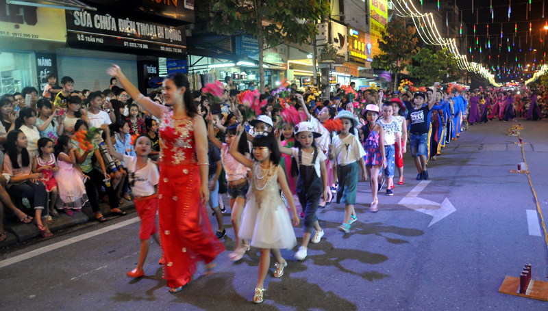 Các tầng lớp nhân dân phường Trần Phú, diễu hành hân hoan chào đón du khách đến với TP Móng Cái