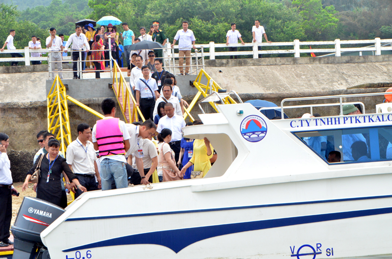 Du khách tham quan tuyến đảo tại TP Móng Cái.