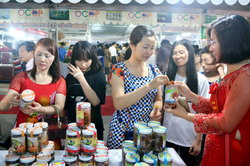Đông đảo người dân tới tham quan, mua sắm tại gian hàng OCOP của huyện Vân Đồn tại Hội chợ OCOP Quảng Ninh hè 2016.