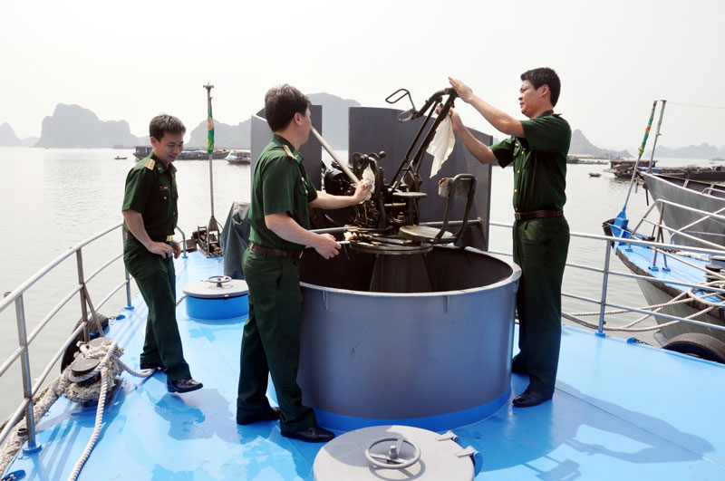 CBCS Hải đội 2 BĐBP tỉnh kiểm tra thiết bị chuẩn bị đợt tuần tra, kiểm soát trên biển.