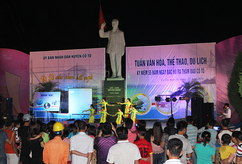 Đông đảo nhân dân và khách du lịch tham gia lễ khai mạc tuàn du lịch do huyện Cô Tô tổ chức.