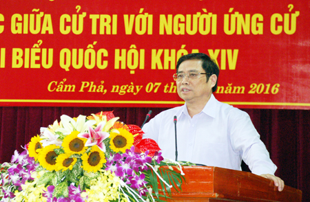 Thay mặt cho các ƯCV ĐBQH tại đơn vị bầu cử số 1 tỉnh Quảng Ninh, ông Phạm Minh Chính  tiếp thu, ghi nhận những ý kiến của cử tri,