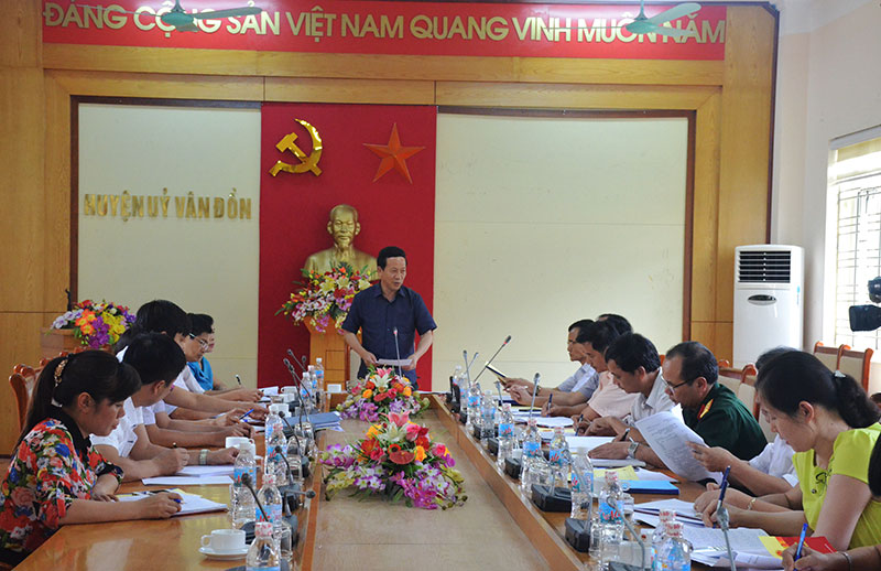 Phó Chủ tịch UBND tỉnh Nguyễn Văn Thành kiểm tra công tác chuẩn bị bầu cử tại huyện Vân Đồn