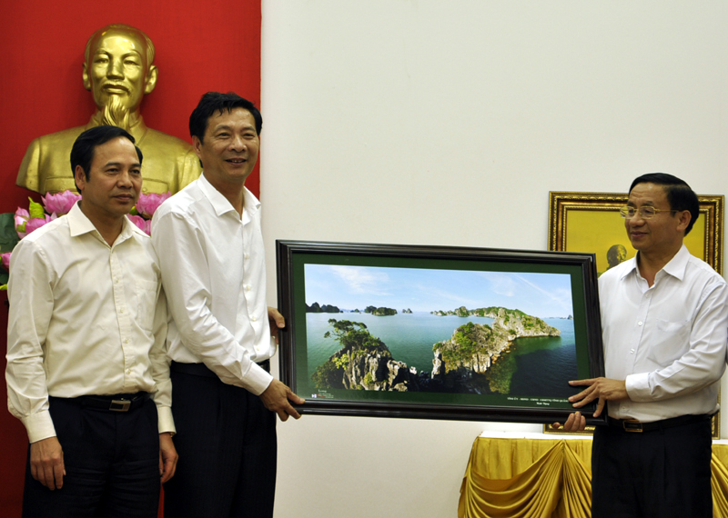 Bí thư Tỉnh ủy Quảng Ninh Nguyễn Văn Đọc tặng bức tranh Vịnh Hạ Long cho đoàn công tác tỉnh Hà Tĩnh.