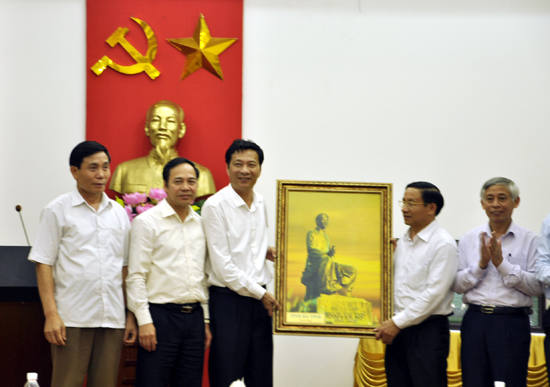 Đại diện đoàn công tác tỉnh Hà Tĩnh tặng bức tranh kỷ niệm nhân chuyến làm việc tại tỉnh Quảng Ninh.