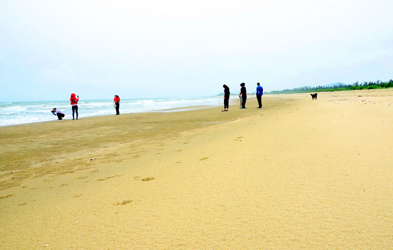 Bãi biển Bến Hèn (xã Vĩnh Trung) là một trong những bãi tắm đẹp nhất đảo, dài khoảng 1,8km, có cát trắng vàng, mịn, nước trong xanh.