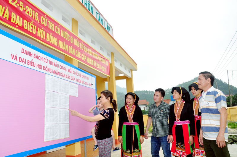 Cử tri thôn Tân Lập, xã Tân Dân kiểm tra danh sách cử tri được niêm yết tại nhà văn hóa thôn.