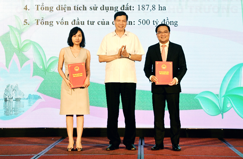 Chủ tịch UBND tỉnh Nguyễn Đức Long trao Giấy chứng nhận đầu tư và Quyết định chủ trương đầu tư cho doanh nghiệp tại Hội nghị.