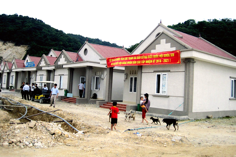  Khu vực bỏ phiếu của thôn đảo Trần đang chuẩn bị những phần việc cuối cùng cho ngày bầu cử.