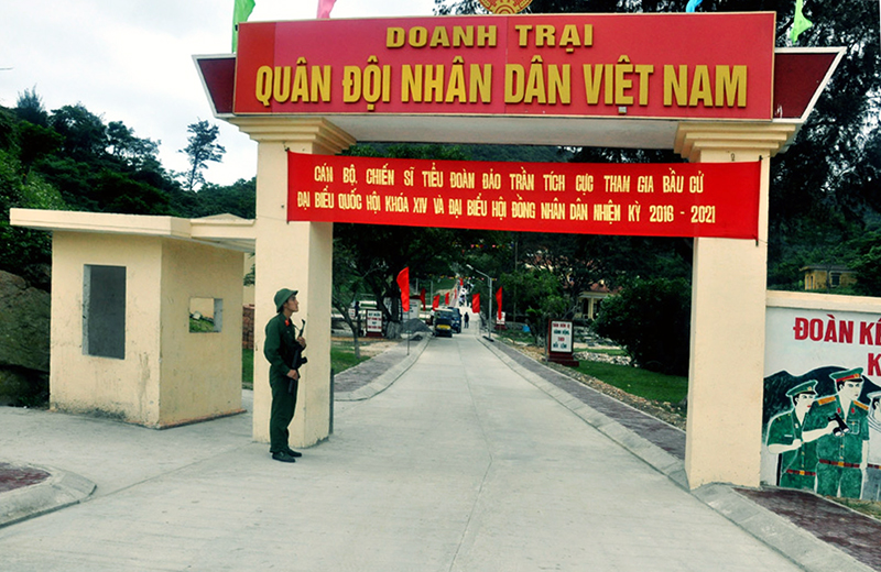 CBCS Tiểu đoàn bộ đội đảo Trần kiểm tra danh sách cử tri và người ứng cử tại khu vực bỏ phiếu của đơn vị.