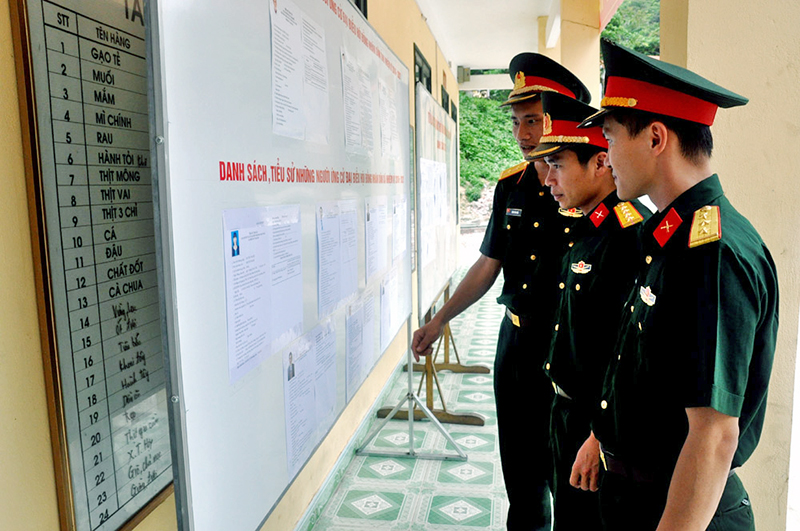 Tiểu đoàn bộ đội đảo Trần trang trí khánh tiết đón chào ngày bầu cử.