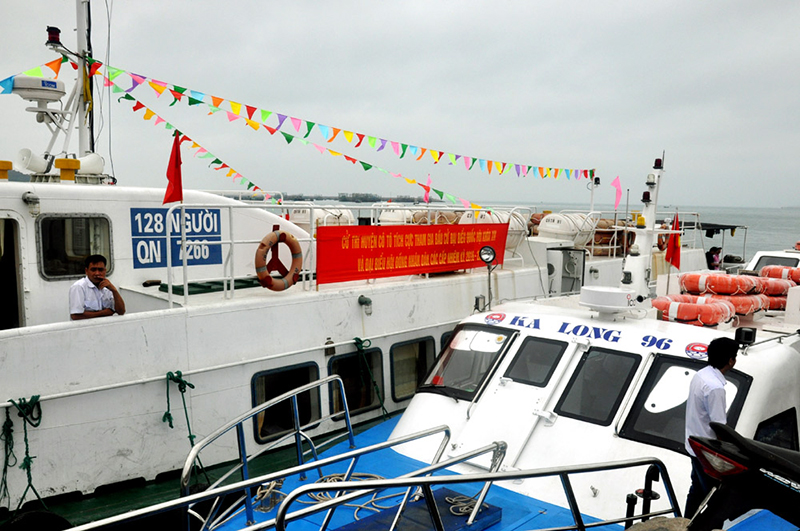 ...và tàu, thuyền trên cảng Cô Tô, cờ, hoa, băng zôn tuyên truyền về bầu cử được trang hoàng rực rỡ.