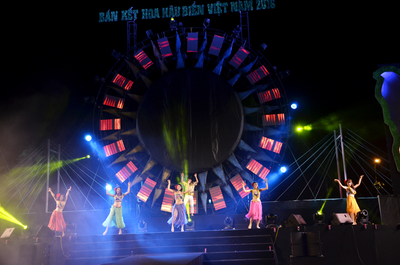 Tiết mục múa sôi động của các vũ công mở màn ấn tượng đêm thi Bán kết Hoa hậu Biển Việt Nam 2016.