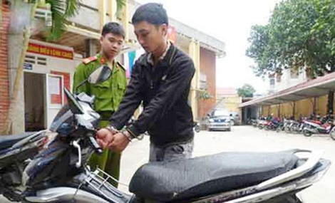 Một đối tượng thực nghiệm lại hành vi bẻ khóa xe tay ga.