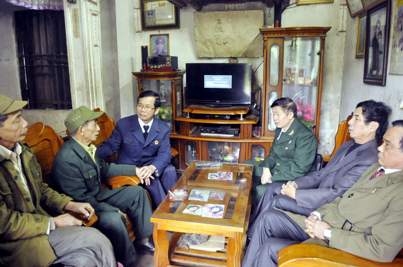 Lãnh đạo Hội CCB tỉnh, Hội CCB huyện Vân Đồn thăm, tặng quà CCB Từ Tú Hồng (thứ hai, trái sang) dịp Tết Nguyên đán 2016.