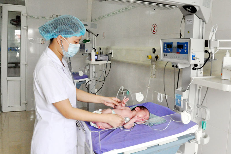 Bác sĩ Nguyễn Thu Hà, Khoa Nội nhi - Sơ sinh, Bệnh viện Sản - Nhi tỉnh khám cho bệnh nhi bị viêm màng não.