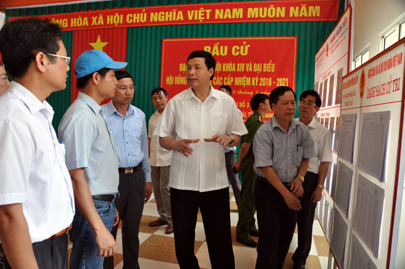 Chủ tịch UBND tỉnh Nguyễn Đức Long kiểm tra công tác bầu cử tại TP Móng Cái
