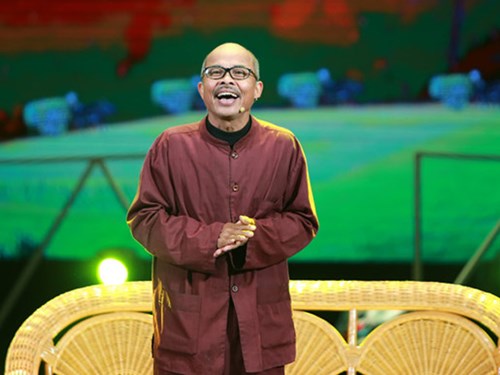 Dù mắc bạo bệnh nhưng nghệ sỹ Hán Văn Tình vẫn xuất hiện trên sân khấu.