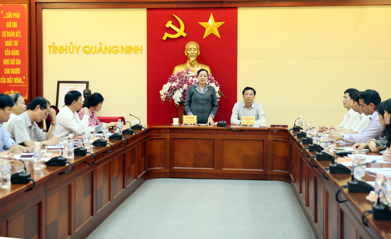 Đồng chí Hà Thị Khiết, Nguyên Bí thư Trung ương Đảng, nguyên Trưởng Ban Dân vận Trung ương làm việc tại tỉnh Quảng Ninh.