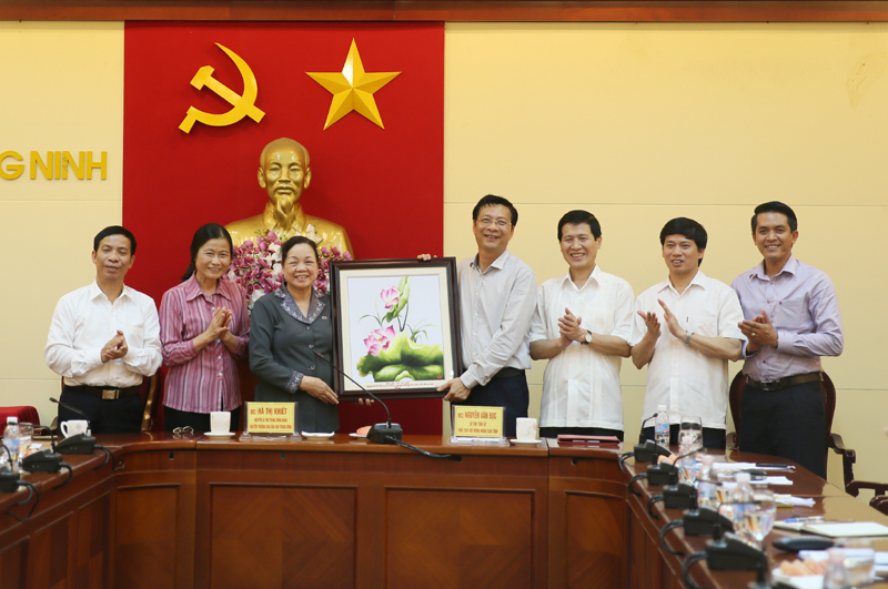 Đồng chí hà Thị Khiết, Nguyễn Bí thư Trung ương Đảng, nguyên Trưởng Ban Dân vận Trung ương làm việc tại tỉnh Quảng Ninh.