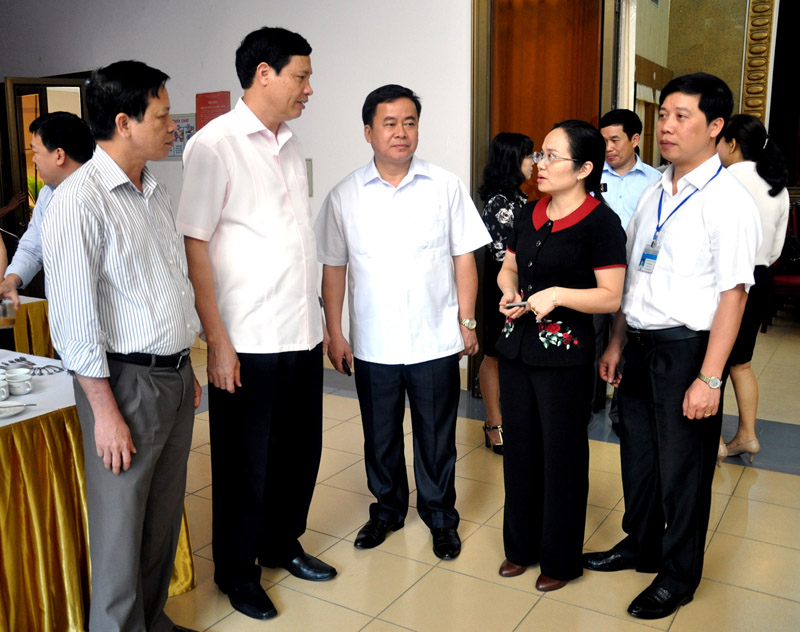 Đồng chí Nguyễn Đức Long, Phó Bí thư Tỉnh uỷ, Chủ tịch UBND tỉnh trò chuyện với những đại biểu về tham gia hội nghị