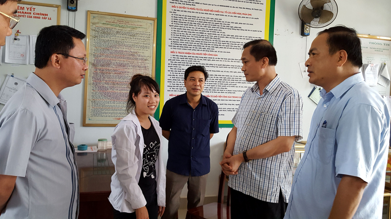 Đồng chí Vũ Hồng Thanh  Ủy viên Ban Chấp hành Trung ương Đảng, Phó Bí thư Tỉnh ủy trò chuyện với cử tri trẻ tại xã Thanh Lâm (Ba Chẽ)