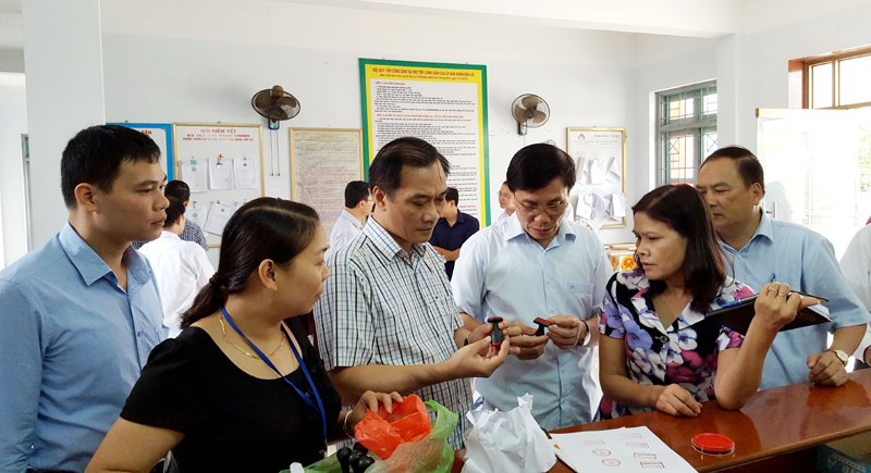 Đoàn công tác kiểm tra con dấu phục vụ bầu cử tại trụ sở UBND xã Thanh Lâm (Ba Chẽ)