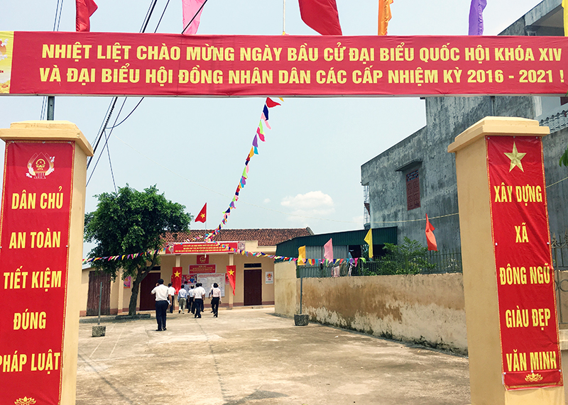 Trên khắp các tuyến đường, nhà văn hoá khu phố của huyện Tiên Yên rực rỡ cờ hoa, tranh cổ động, pano tuyên truyền về ngày bầu cử.