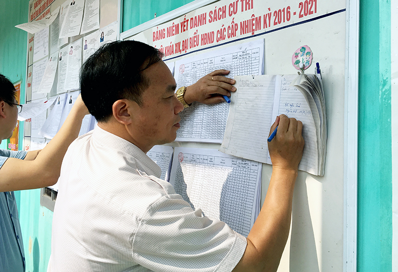 Lãnh đạo huyện Tiên Yên kiểm tra việc niêm yết danh sách người ứng cử và cử tri tại khu dân cư.