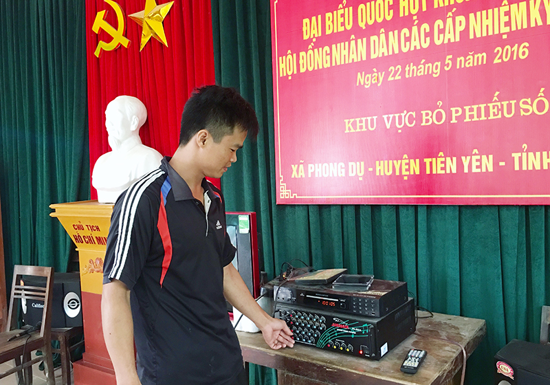 Cán bộ thôn Hua Cầu, xã Phong Dụ kiểm tra lại loa đài của nhà văn hoá thôn để tuyên truyền cho ngày bầu cử.