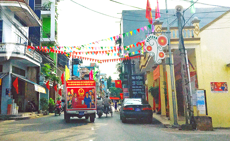 Xe tuyên truyền lưu động của huyện Tiên Yên tăng cường thời gian tuyên truyền trên các tuyến phố của huyện.