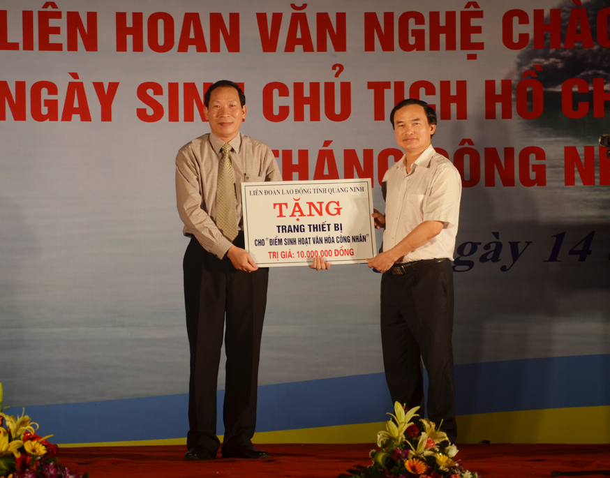 Ông Trần Danh Chức, Chủ tịch LĐLĐ tỉnh, tặng trang thiết bị cho Điểm sinh hoạt văn hóa công nhân.