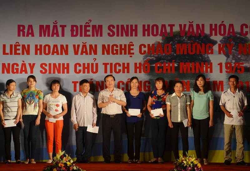 Nhân dịp này, LĐLĐ tỉnh đã tặng quà cho 10 công nhân lao động vượt khó tiêu biểu trên địa bàn TP Hạ Long.