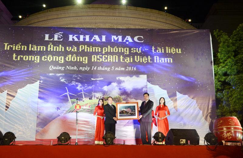 Đồng chí Trương Minh Tuấn, Bộ Trưởng Bộ Thông tin và Truyền thông trao tặng ảnh và phim cho UBND tỉnh Quảng Ninh