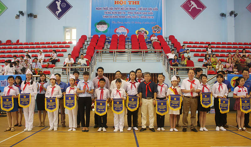Ban tổ chức Hội thi trao cờ lưu niệm cho các đội thi.