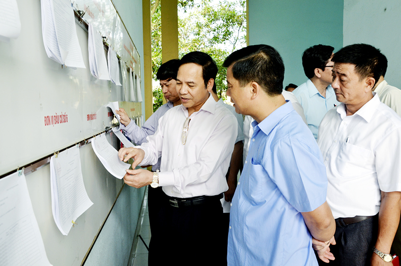 Đồng chí Đặng Huy Hậu, Phó Chủ tịch Thường trực UBND tỉnh kiểm tra công tác chuẩn bị bầu cử tại xã Hồng Thái Tây, TX Đông Triều, ngày 12-5-2016.