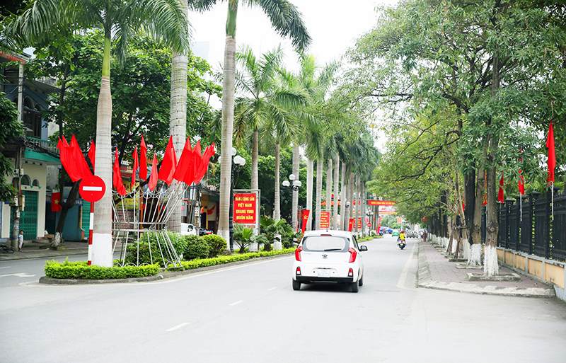 Đường phố của TP Uông Bí rực rỡ cờ, khẩu hiệu chào mừng bầu cử.