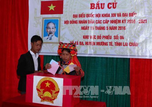 Hơn 5.800 cử tri thuộc ba xã vùng biên giới, vùng đặc biệt khó khăn là Tá Bạ, Mù Cả và Tà Tổng của huyện Mường Tè, tỉnh Lai Châu, đã nô nức đi bầu cử sớm. (Ảnh:TTXVN)