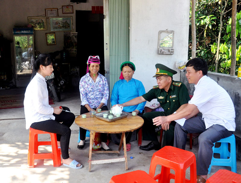 Cán bộ Đồn Biên phòng Pò Hèn tuyên truyền về bầu cử cho nhân dân xã Hải Sơn (TP Móng Cái).